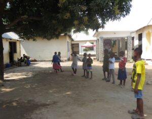Rolf und die Kinder spielen gemeinsam Frisbee (2)